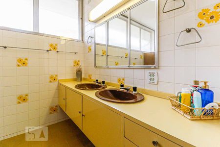 Casa à venda com 511m², 4 quartos e 6 vagas Casa à venda com 511m², 4 quartos e 6 vagasBanheiro