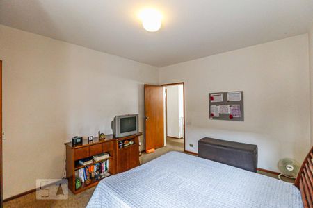 Casa à venda com 511m², 4 quartos e 6 vagas Casa à venda com 511m², 4 quartos e 6 vagasQuarto 1