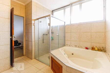 Casa à venda com 511m², 4 quartos e 6 vagas Casa à venda com 511m², 4 quartos e 6 vagasBanheiro Suíte 2