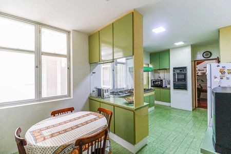 Casa à venda com 511m², 4 quartos e 6 vagas Casa à venda com 511m², 4 quartos e 6 vagasCopa