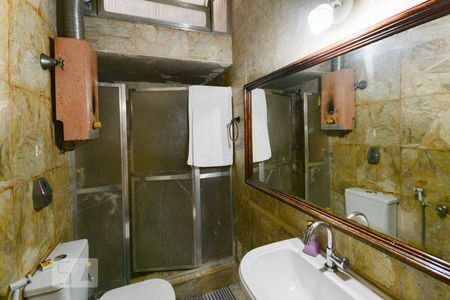 Apartamento à venda com 400m², 4 quartos e 3 vagas Apartamento à venda com 400m², 4 quartos e 3 vagasBanheiro 1