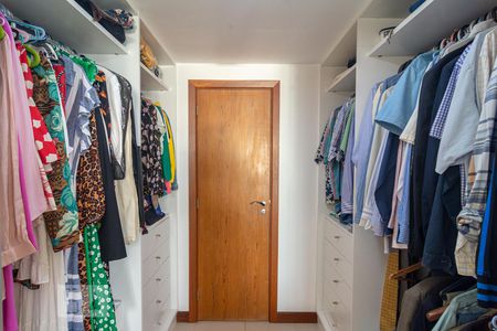 Apartamento para alugar com 370m², 5 quartos e 3 vagasCloset da suíte