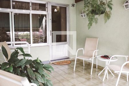 Casa à venda com 173m², 2 quartos e 1 vaga Casa à venda com 173m², 2 quartos e 1 vagaVaranda