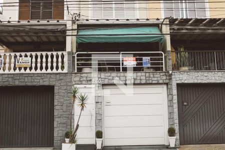 Casa à venda com 173m², 2 quartos e 1 vaga Casa à venda com 173m², 2 quartos e 1 vagaFachada