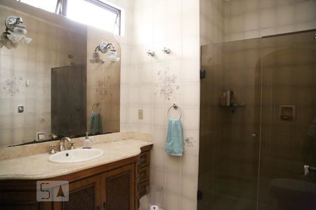 Casa à venda com 416m², 4 quartos e 6 vagasBanheiro da Suíte