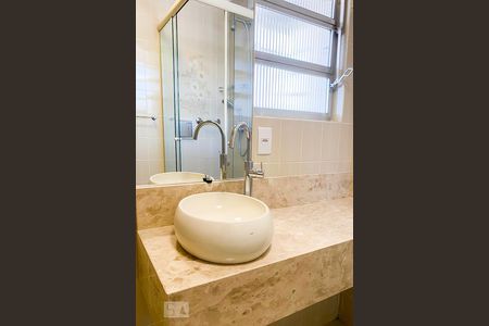 Banheiro  de apartamento para alugar com 2 quartos, 58m² em Vila Ipiranga, Porto Alegre