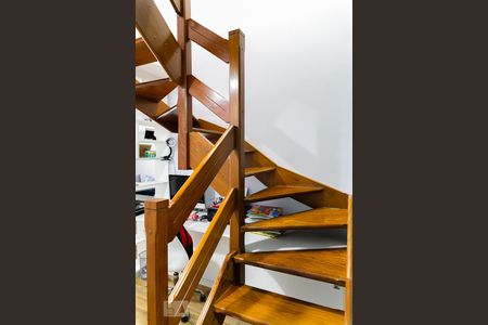 Casa de condomínio à venda com 105m², 3 quartos e 2 vagas Casa de condomínio à venda com 105m², 3 quartos e 2 vagasEscadas