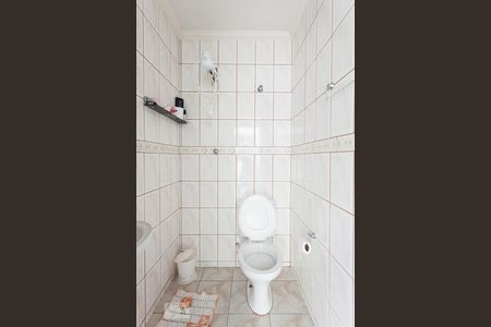 Casa de condomínio à venda com 220m², 3 quartos e 2 vagasBanheiro de Serviço