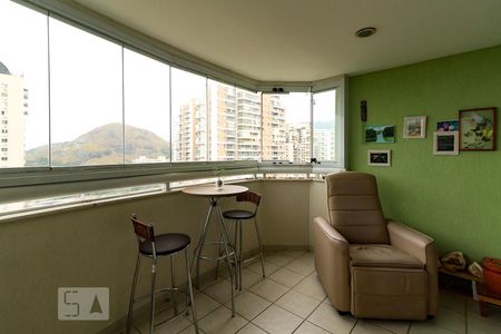 Apartamento à venda com 94m², 3 quartos e 1 vaga Apartamento à venda com 94m², 3 quartos e 1 vagaVaranda