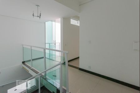 Casa à venda com 890m², 5 quartos e 7 vagas Casa à venda com 890m², 5 quartos e 7 vagasEscada