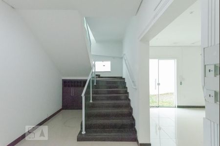 Casa à venda com 890m², 5 quartos e 7 vagas Casa à venda com 890m², 5 quartos e 7 vagasEscada