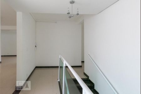 Casa à venda com 890m², 5 quartos e 7 vagas Casa à venda com 890m², 5 quartos e 7 vagasEscada