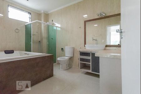 Casa à venda com 890m², 5 quartos e 7 vagas Casa à venda com 890m², 5 quartos e 7 vagasBanheiro da Suíte 2