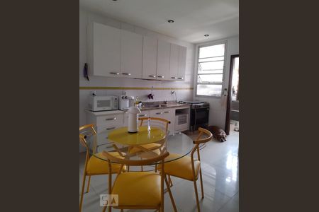 Apartamento à venda com 136m², 3 quartos e 2 vagas Apartamento à venda com 136m², 3 quartos e 2 vagasCozinha