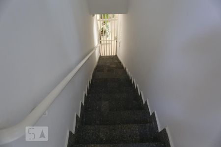 Casa para alugar com 500m², 5 quartos e 8 vagasEscadas de serviço