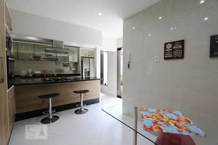 Casa à venda com 221m², 3 quartos e 2 vagasCozinha - Armários