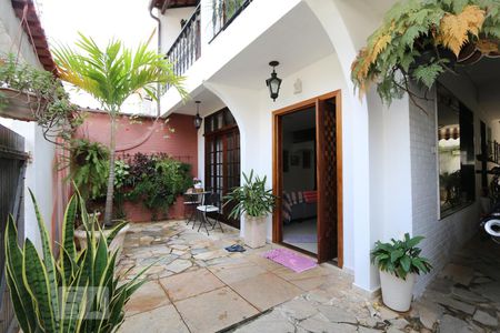 Casa à venda com 221m², 3 quartos e 2 vagasQuintal