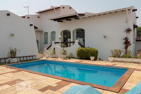 Casa à venda com 580m², 6 quartos e 4 vagas Casa à venda com 580m², 6 quartos e 4 vagasPiscina