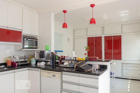 Casa à venda com 580m², 6 quartos e 4 vagas Casa à venda com 580m², 6 quartos e 4 vagasCozinha