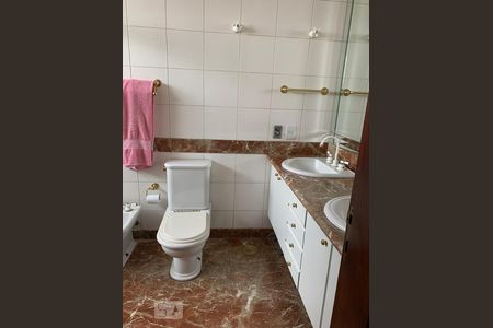 Apartamento à venda com 248m², 4 quartos e 4 vagas Apartamento à venda com 248m², 4 quartos e 4 vagasBanheiro da Suite