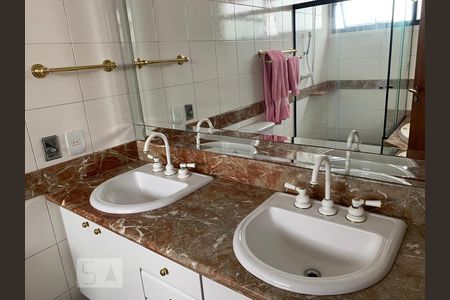 Apartamento à venda com 248m², 4 quartos e 4 vagas Apartamento à venda com 248m², 4 quartos e 4 vagasBanheiro da Suite