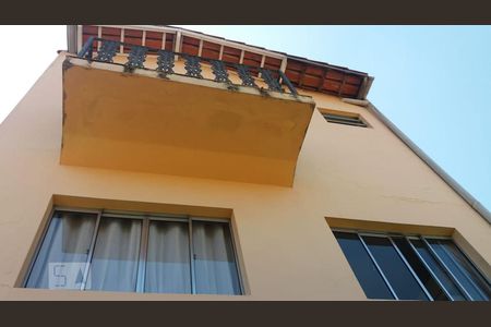 Casa à venda com 200m², 3 quartos e 2 vagas Casa à venda com 200m², 3 quartos e 2 vagasFachada