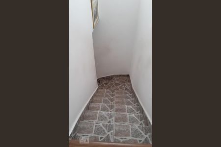 Casa à venda com 200m², 3 quartos e 2 vagas Casa à venda com 200m², 3 quartos e 2 vagasEscada