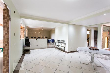 Casa à venda com 750m², 4 quartos e 8 vagasSalão