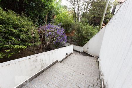 Casa à venda com 750m², 4 quartos e 8 vagasAcesso a Área Externa dos Fundos