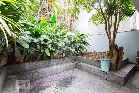 Casa à venda com 750m², 4 quartos e 8 vagasÁrea Externa dos Fundos