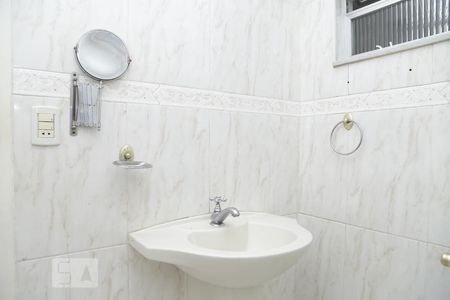 banheiro de apartamento para alugar com 2 quartos, 55m² em Grajau, Rio de Janeiro