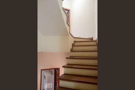 Casa à venda com 225m², 3 quartos e 3 vagas Casa à venda com 225m², 3 quartos e 3 vagasEscada