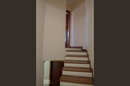 Casa à venda com 225m², 3 quartos e 3 vagas Casa à venda com 225m², 3 quartos e 3 vagasEscada