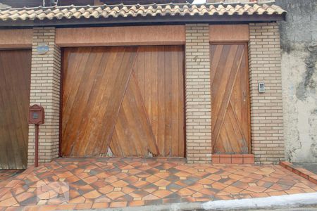 Casa à venda com 225m², 3 quartos e 3 vagas Casa à venda com 225m², 3 quartos e 3 vagasFachada