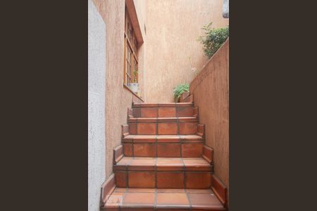 Casa à venda com 225m², 3 quartos e 3 vagas Casa à venda com 225m², 3 quartos e 3 vagasEscada para Churrasqueira