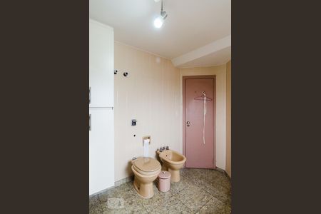 Apartamento à venda com 320m², 3 quartos e 4 vagas Apartamento à venda com 320m², 3 quartos e 4 vagasBanheiro da suíte 1