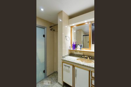 Apartamento à venda com 320m², 3 quartos e 4 vagas Apartamento à venda com 320m², 3 quartos e 4 vagasBanheiro da suíte 2