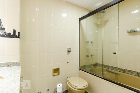 Apartamento à venda com 320m², 3 quartos e 4 vagas Apartamento à venda com 320m², 3 quartos e 4 vagasBanheiro da suíte 2