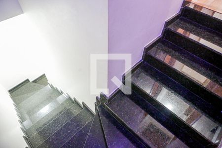 Casa de condomínio à venda com 137m², 3 quartos e 2 vagasEscada