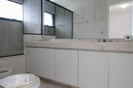 Apartamento à venda com 380m², 4 quartos e 4 vagas Apartamento à venda com 380m², 4 quartos e 4 vagasBanheiro do Quarto 2 - Suíte