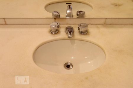 Apartamento à venda com 380m², 4 quartos e 4 vagas Apartamento à venda com 380m², 4 quartos e 4 vagasBanheiro do Quarto 4 - Suíte