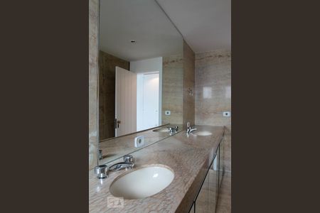 Apartamento à venda com 380m², 4 quartos e 4 vagas Apartamento à venda com 380m², 4 quartos e 4 vagasBanheiro do Quarto 1 - Suíte