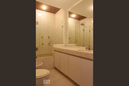 Apartamento à venda com 380m², 4 quartos e 4 vagas Apartamento à venda com 380m², 4 quartos e 4 vagasBanheiro do Quarto 4 - Suíte