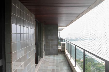 Apartamento à venda com 380m², 4 quartos e 4 vagas Apartamento à venda com 380m², 4 quartos e 4 vagasVaranda dos Quartos 2 e 3