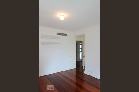 Apartamento à venda com 380m², 4 quartos e 4 vagas Apartamento à venda com 380m², 4 quartos e 4 vagasQuarto 3 - Suíte
