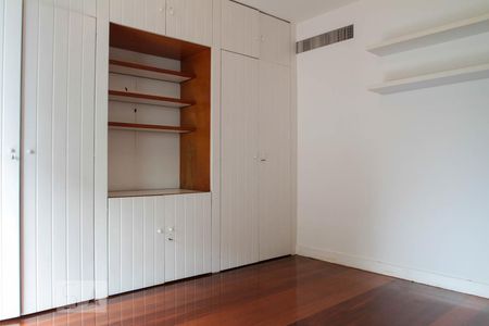Apartamento à venda com 380m², 4 quartos e 4 vagas Apartamento à venda com 380m², 4 quartos e 4 vagasQuarto 3 - Suíte