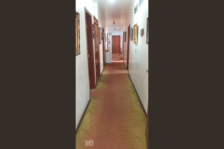 Casa à venda com 436m², 7 quartos e 5 vagas Casa à venda com 436m², 7 quartos e 5 vagasCorredor