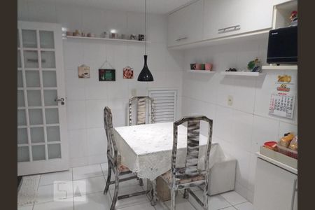 Casa de condomínio à venda com 160m², 4 quartos e 3 vagas