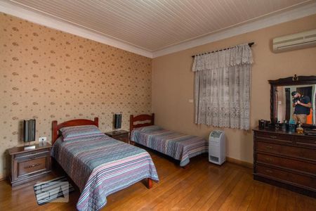 Casa à venda com 350m², 6 quartos e 8 vagas Casa à venda com 350m², 6 quartos e 8 vagasQuarto 2