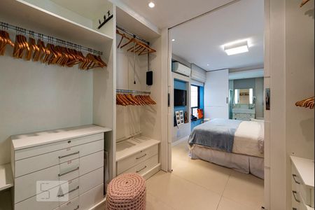Apartamento à venda com 198m², 3 quartos e 3 vagasCloset da suíte 2